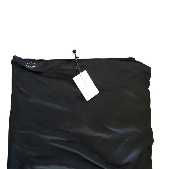 Beyond Yoga Soft Black Infinity Scarf Lightweight Zip Cell Phone Pocket NWT - Picture 2 of 5